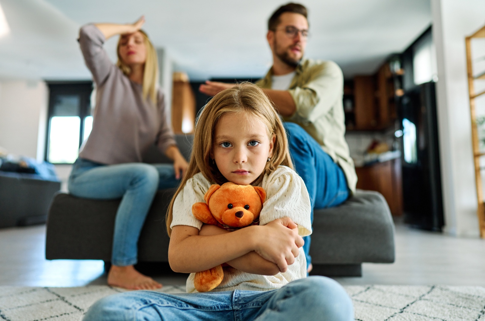 eltern streiten kind ist traurig