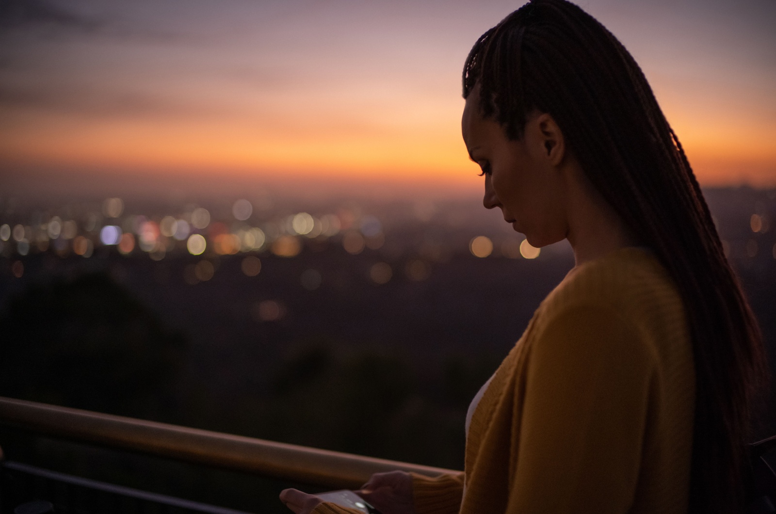 frau beim sonnenuntergang