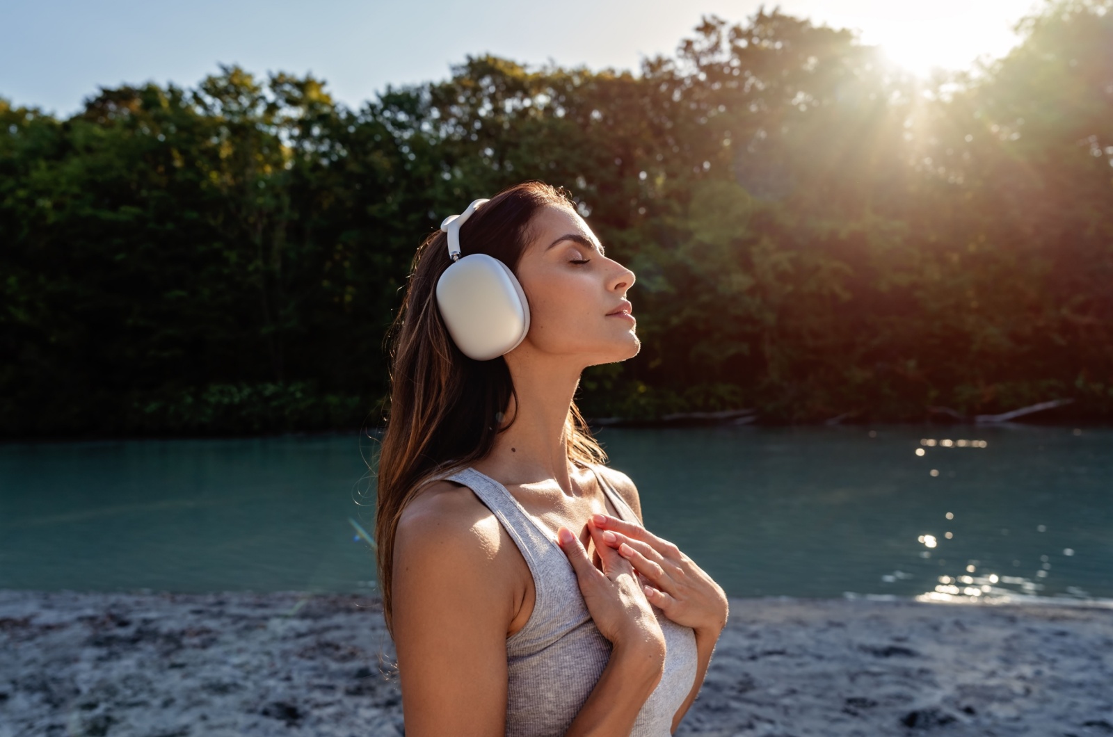 frau hoert musik in natur