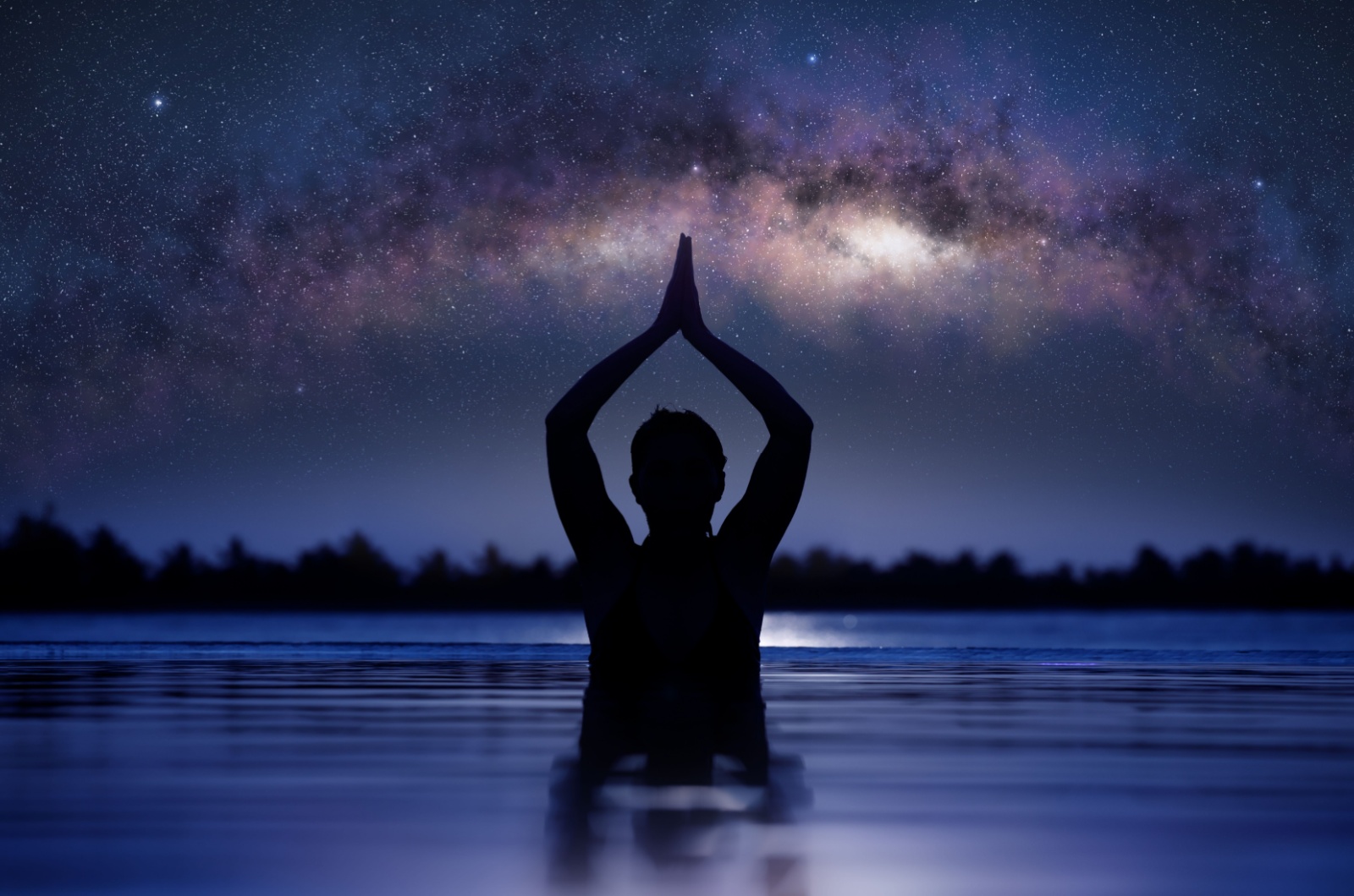 frau im wasser macht yoga