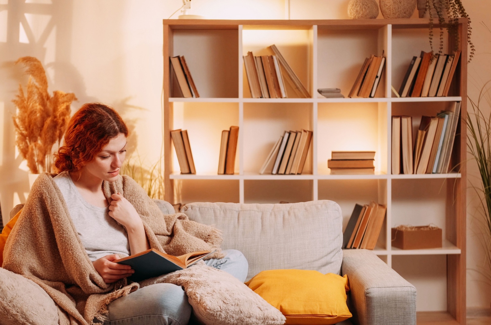 frau liest buch zuhause