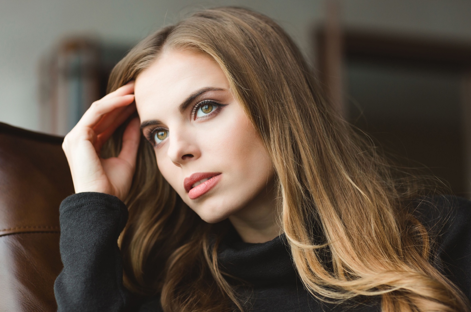 frau mit blick nach oben