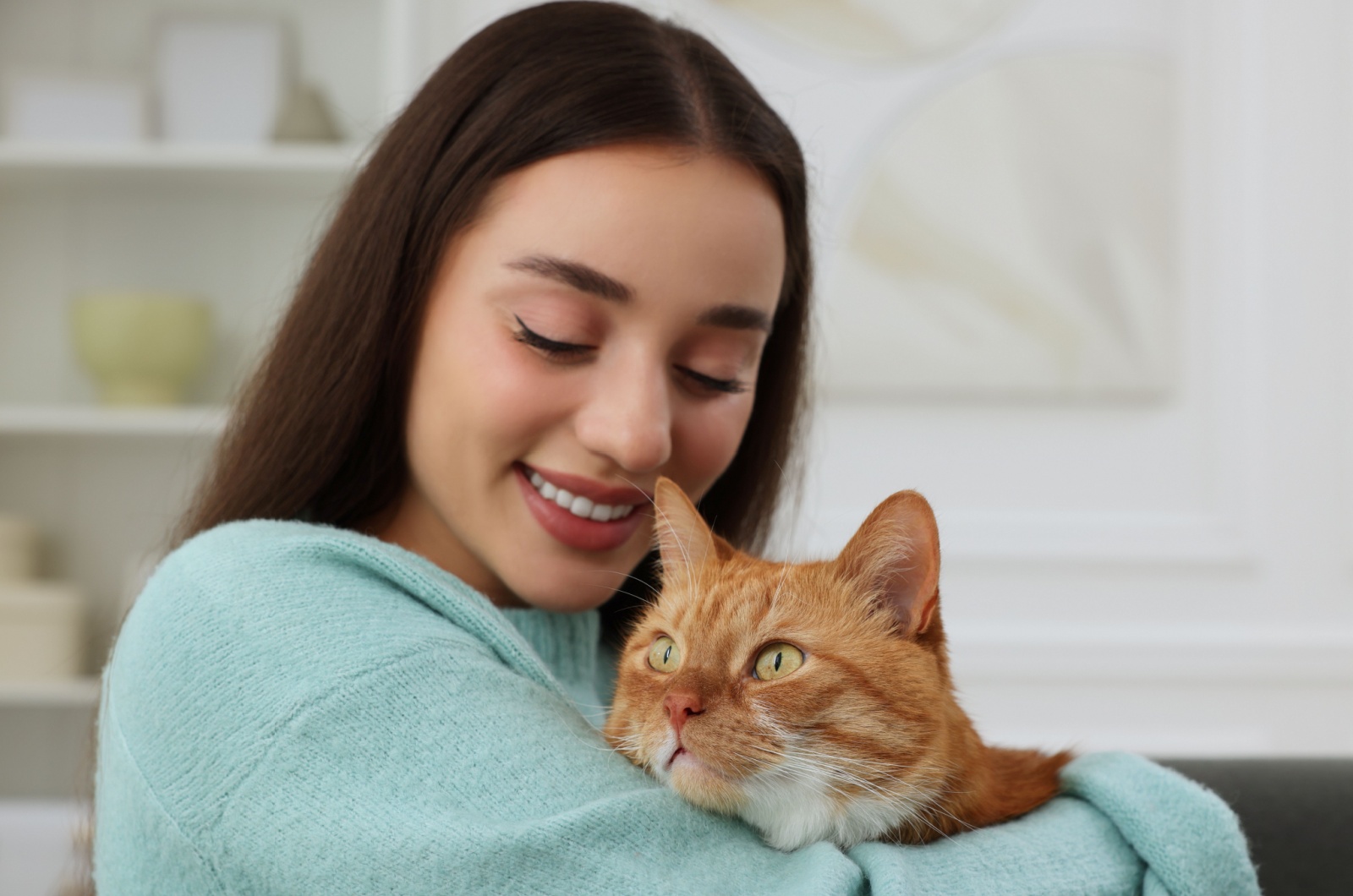 frau mit katze im arm