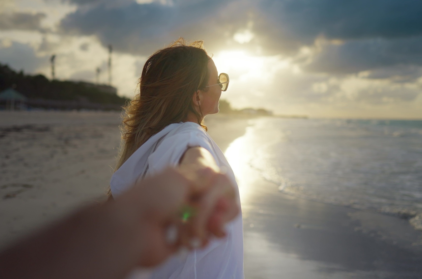frau mit partner am strand