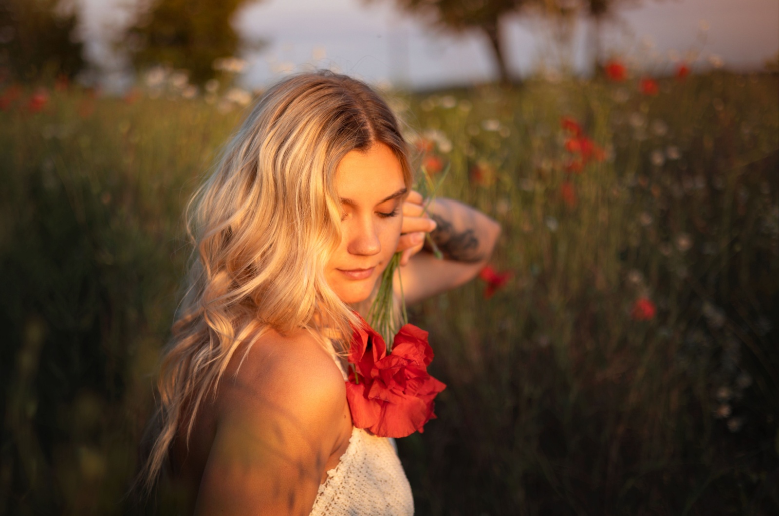 frau mit roter blume
