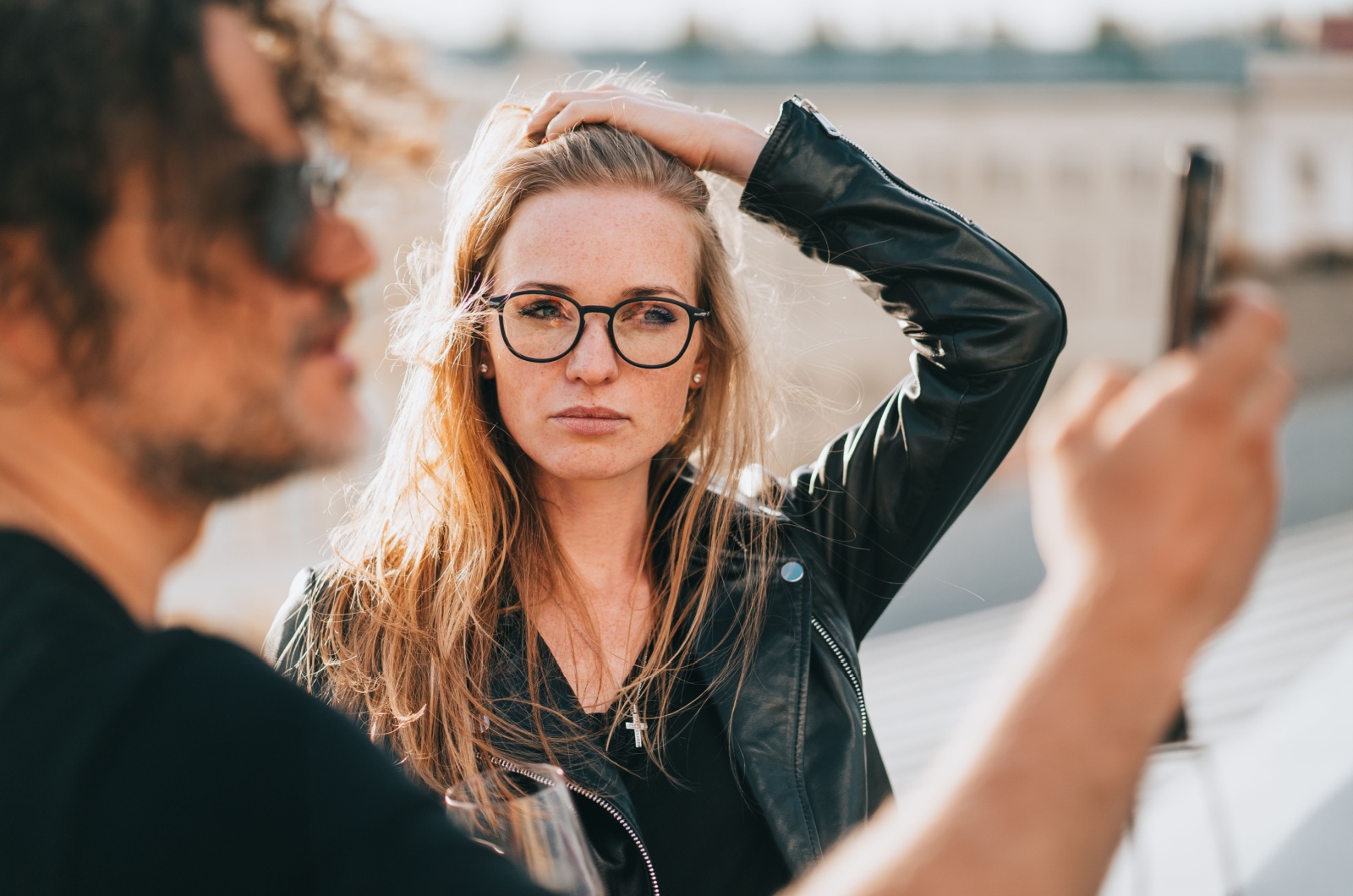 frau mit schwarzer brille