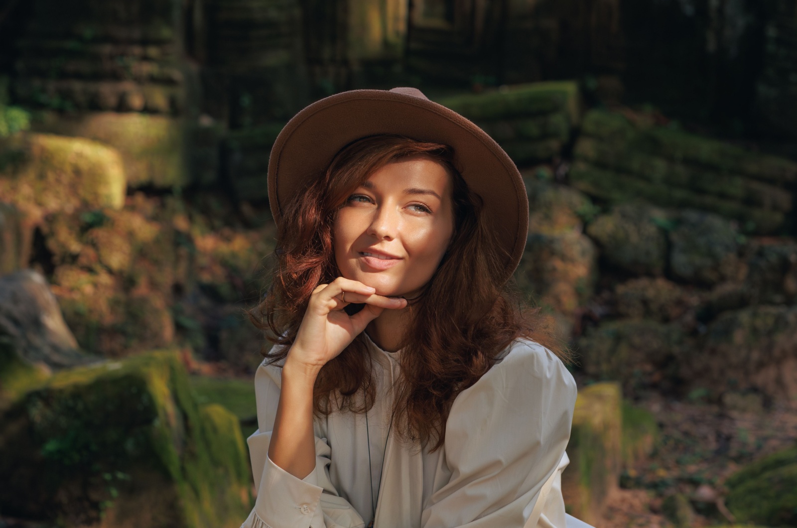 frau mit sommerhut