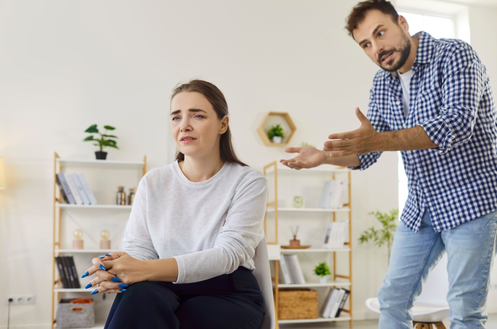 frau weint wegen partner