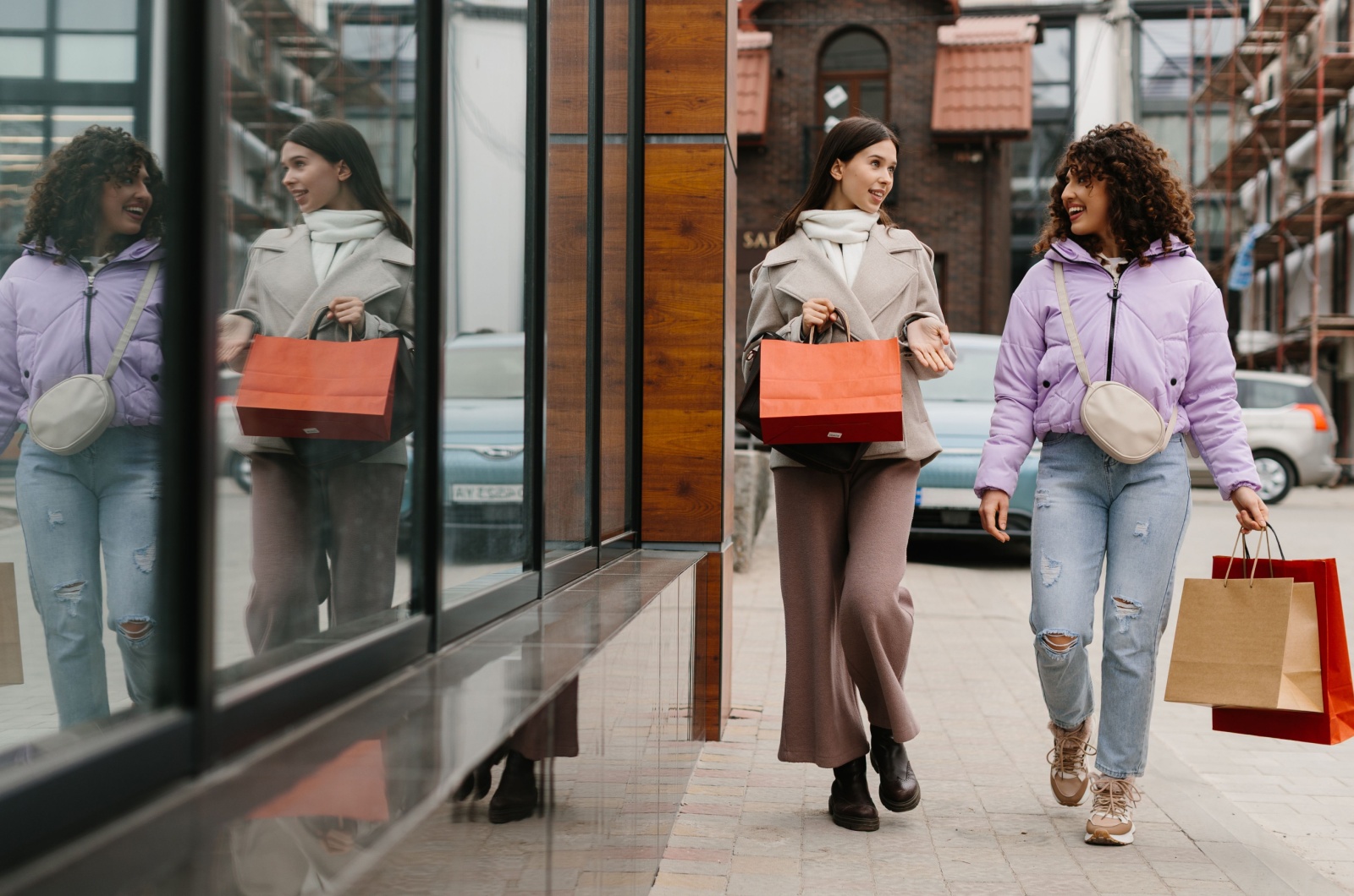 frauen beim shoppen