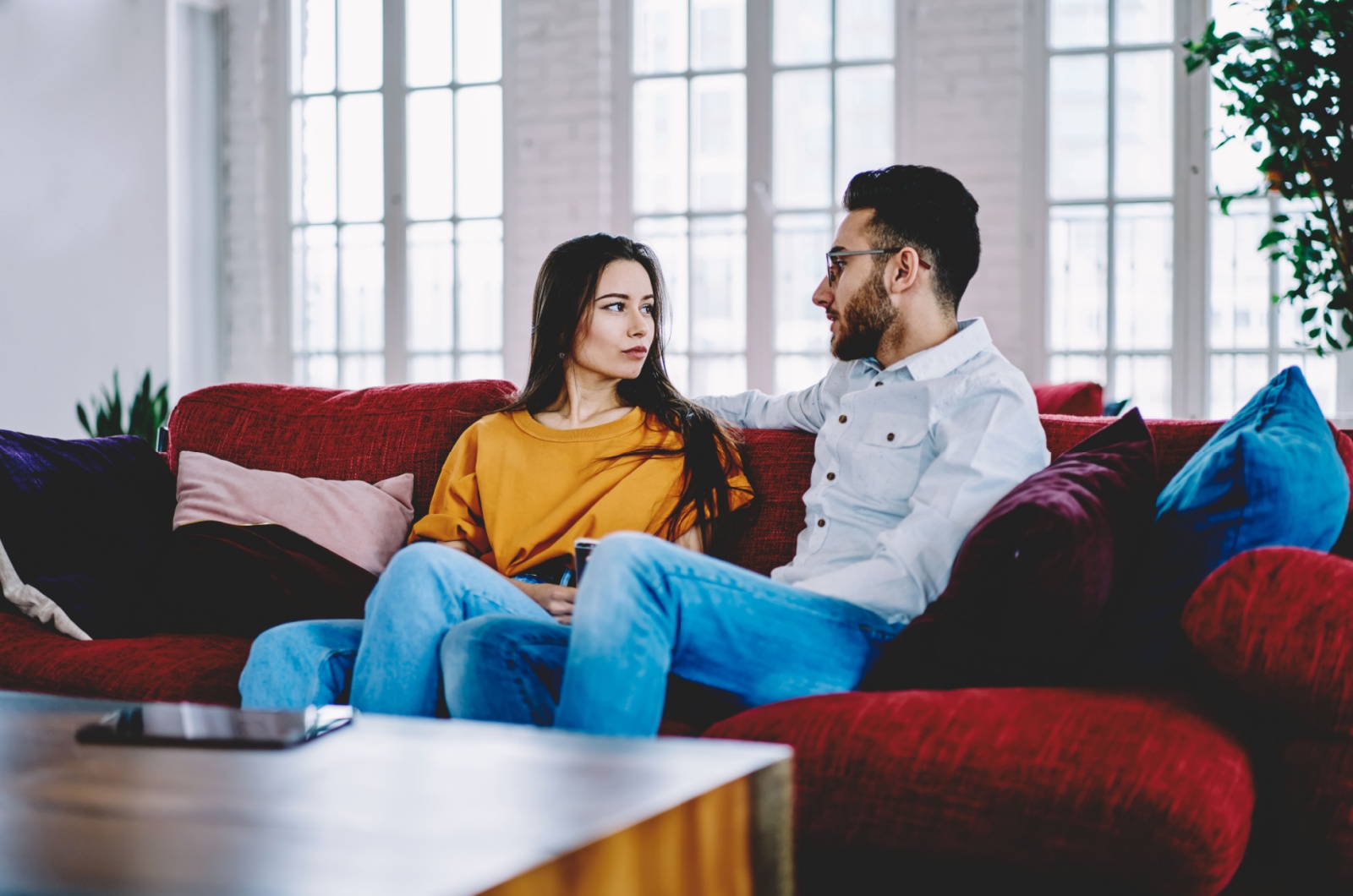 frustrierte frau redet mit mann
