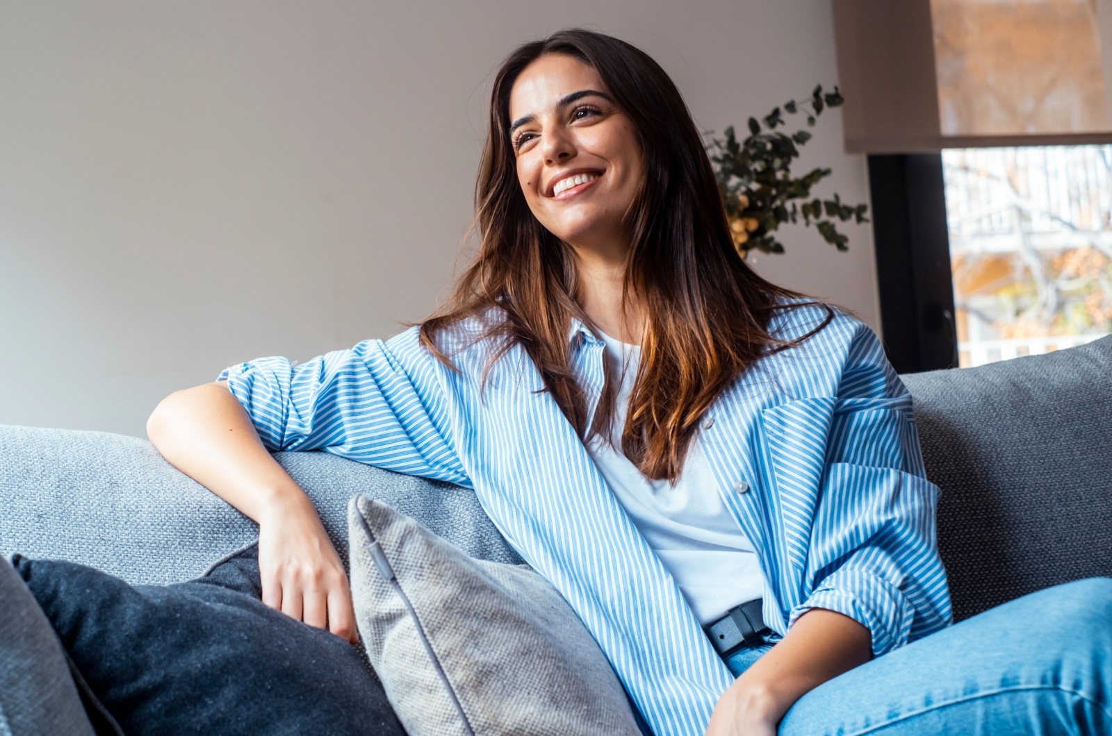 junge schoene frau auf dem sofa