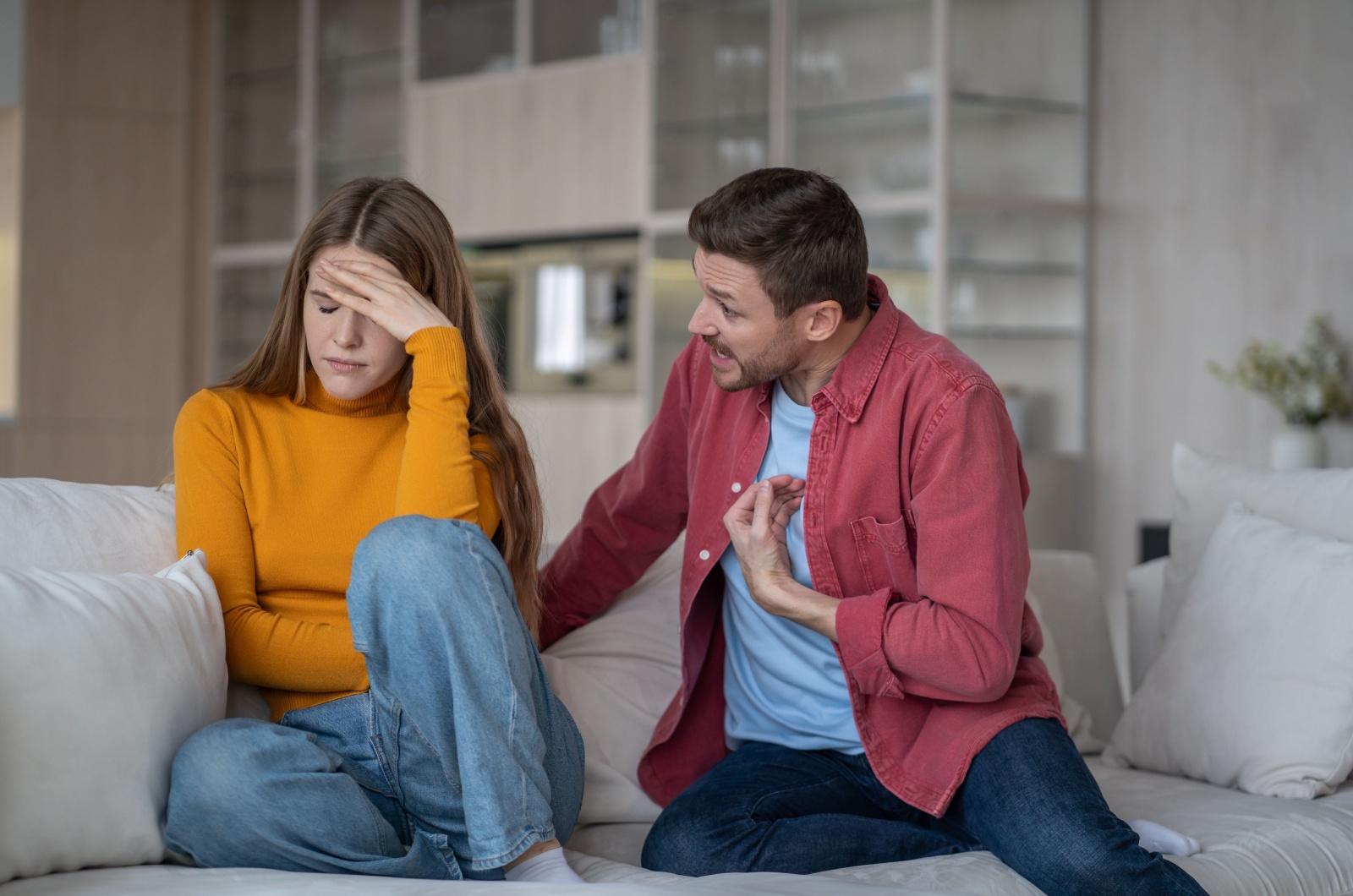 mann gibt die schuld der frau