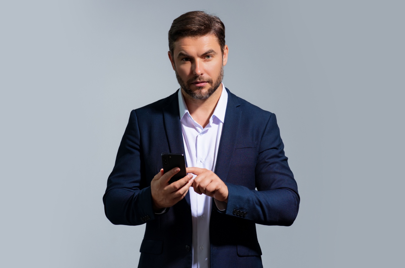 mann im anzug und handy
