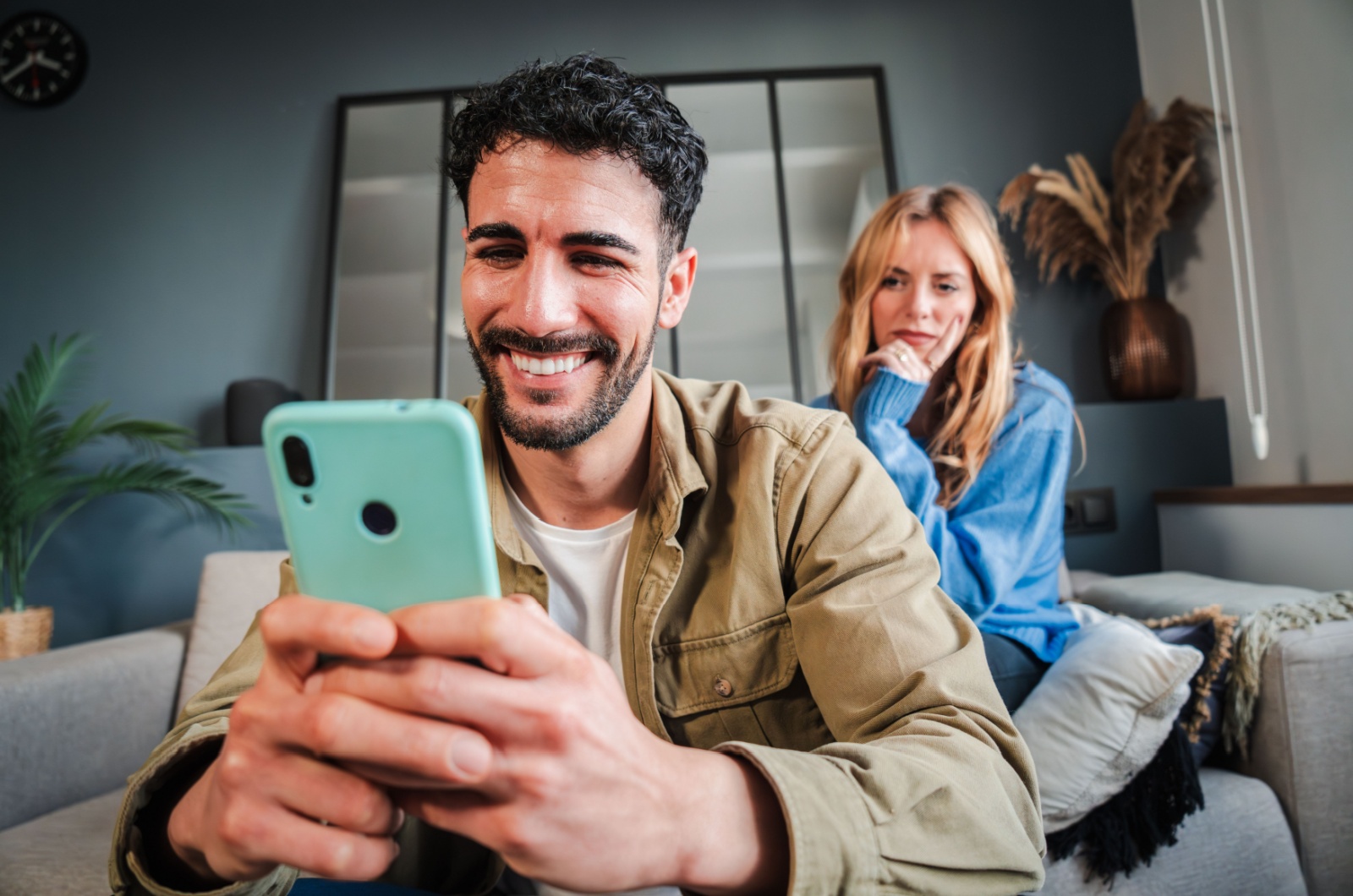 mann lacht ins handy