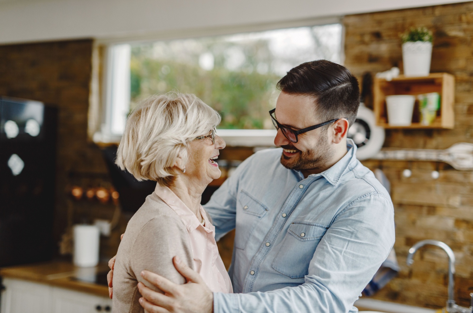 mann lacht mit seiner mutter