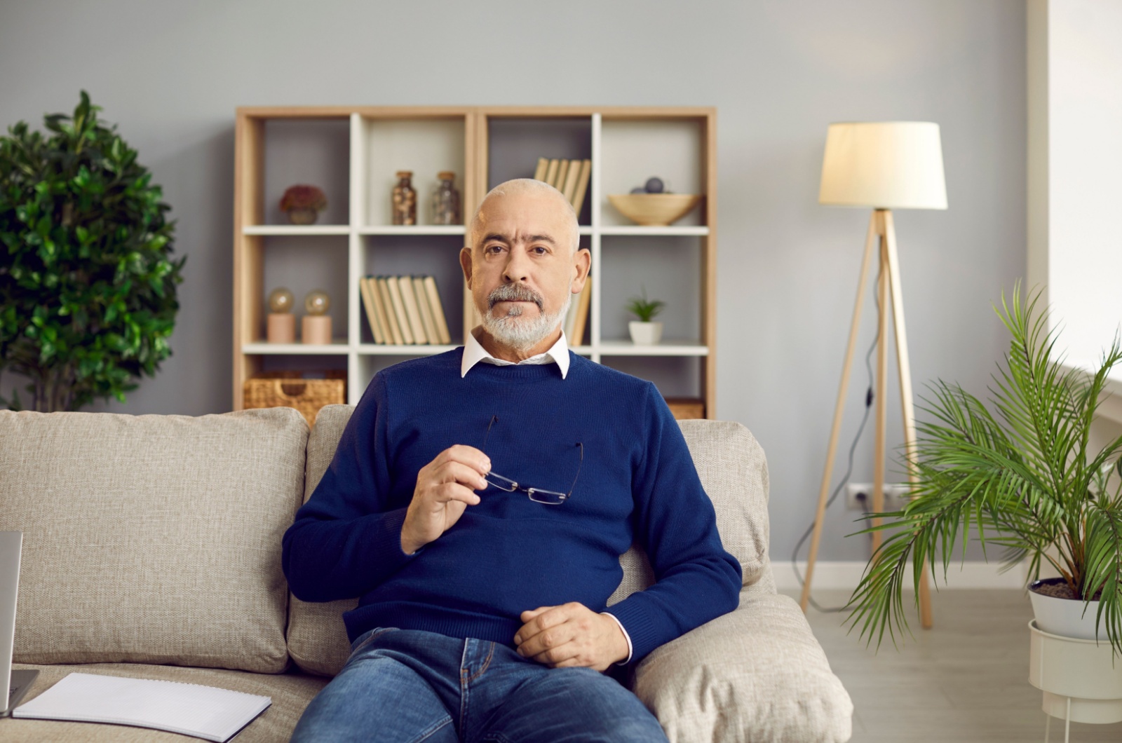 mann mit brille in hand