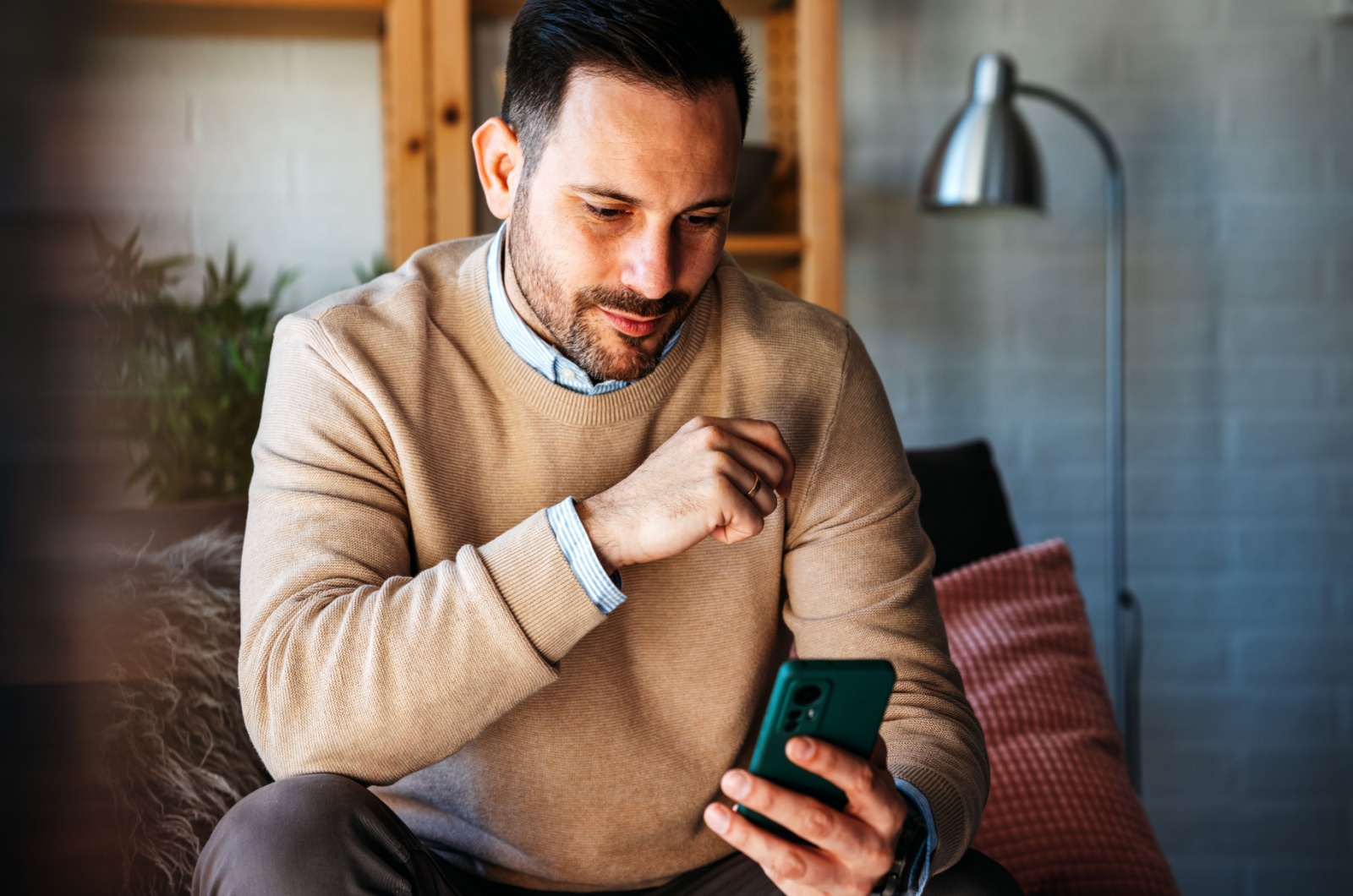 mann mit handy in der hand