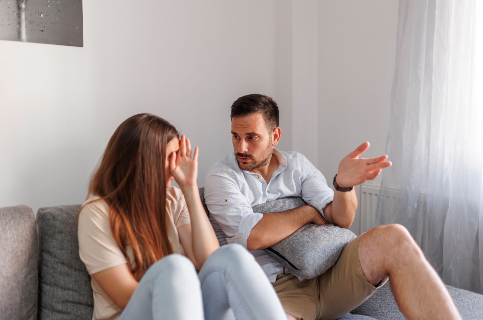 mann redet mit trauriger frau