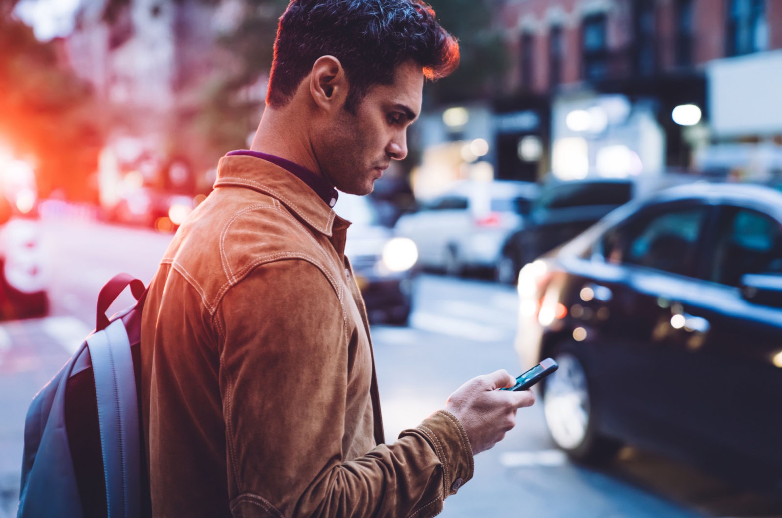 mann schreibt sms auf der strasse