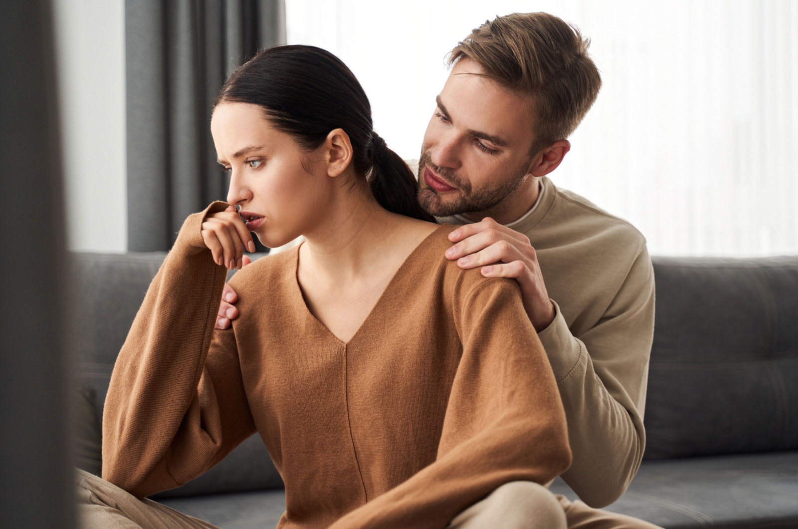 mann sitzt hinter frau