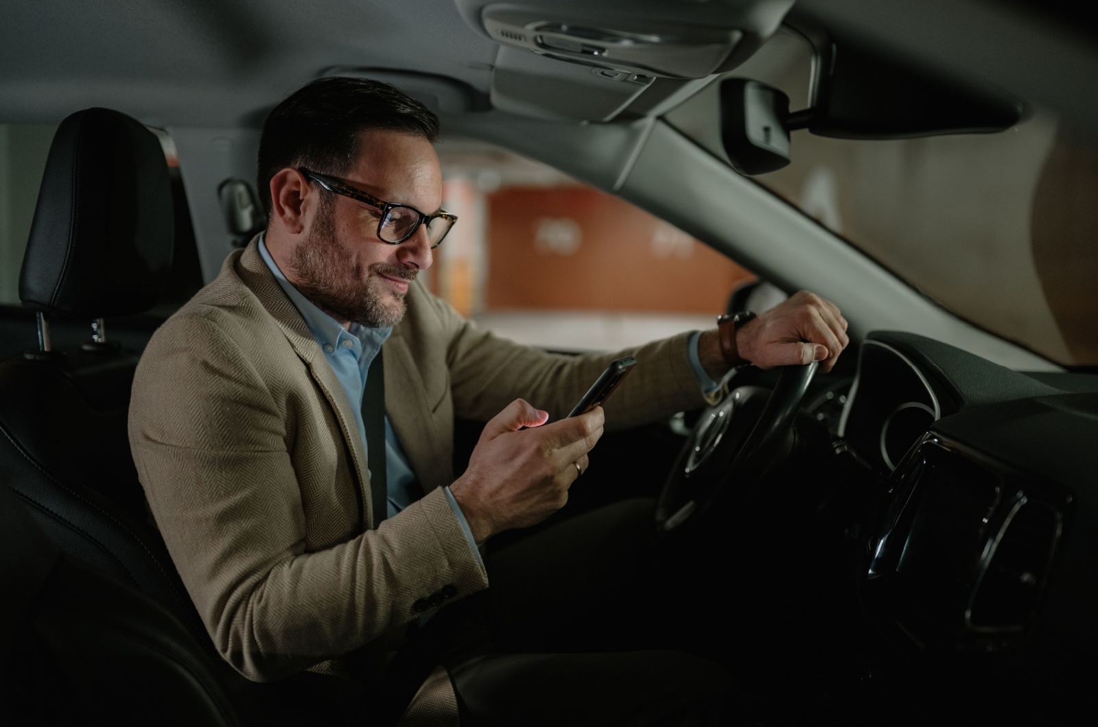 mann texting im auto