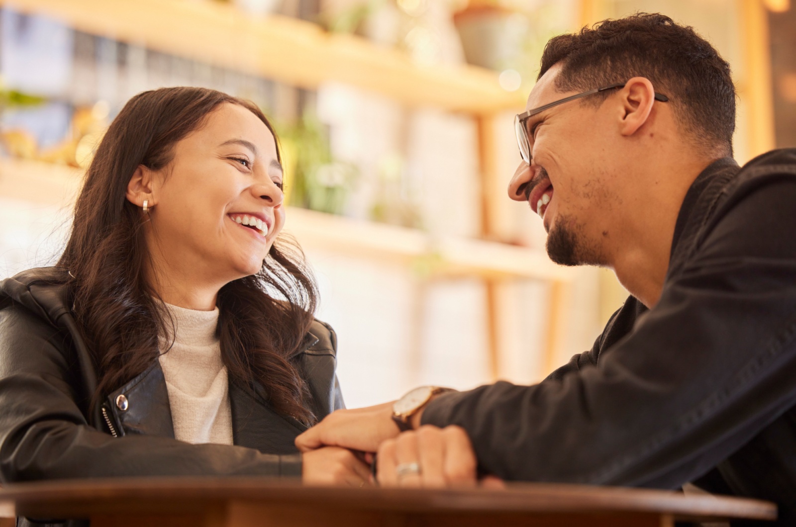 mann und frau lachen sich an
