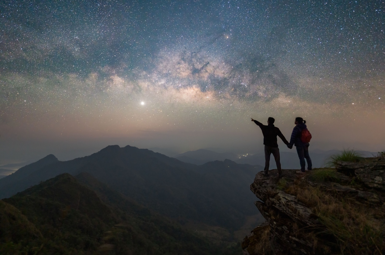 mann und frau unter dem sternenhimmel