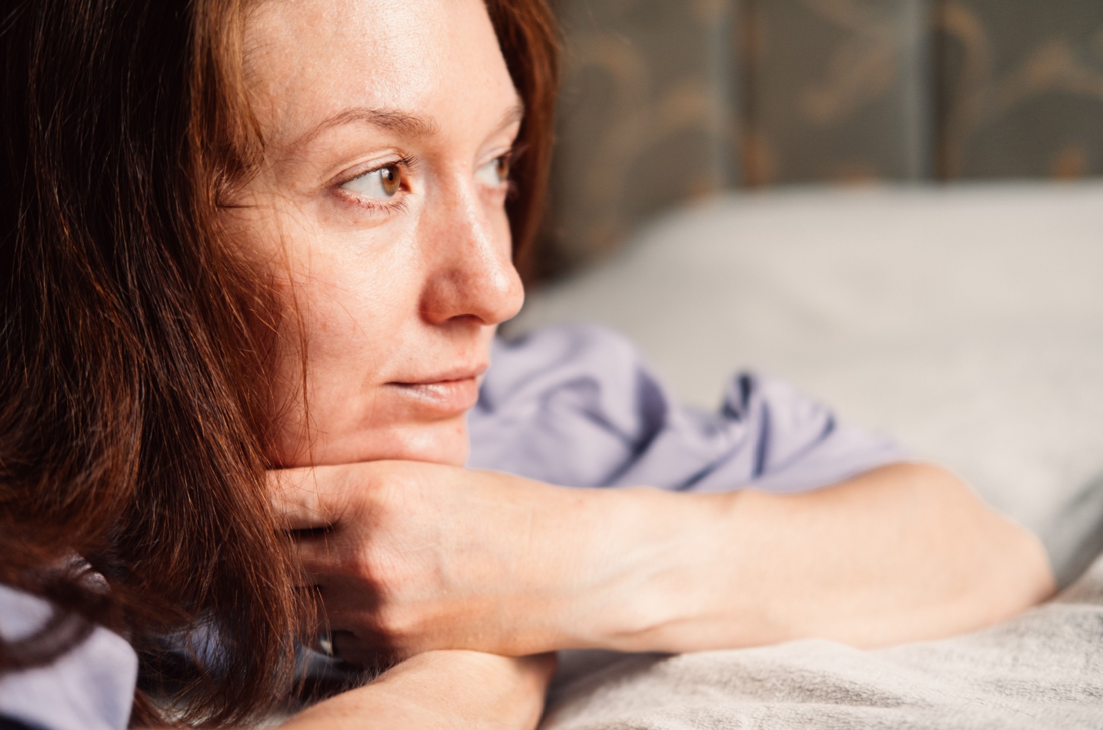 nachdenkliche frau im bett