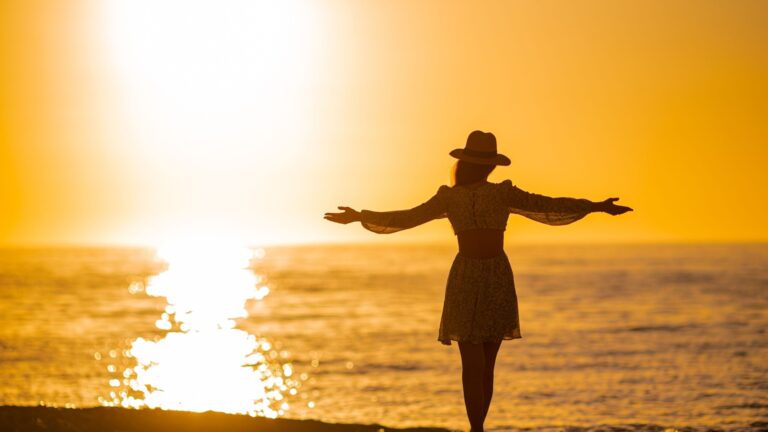 frau beim meer