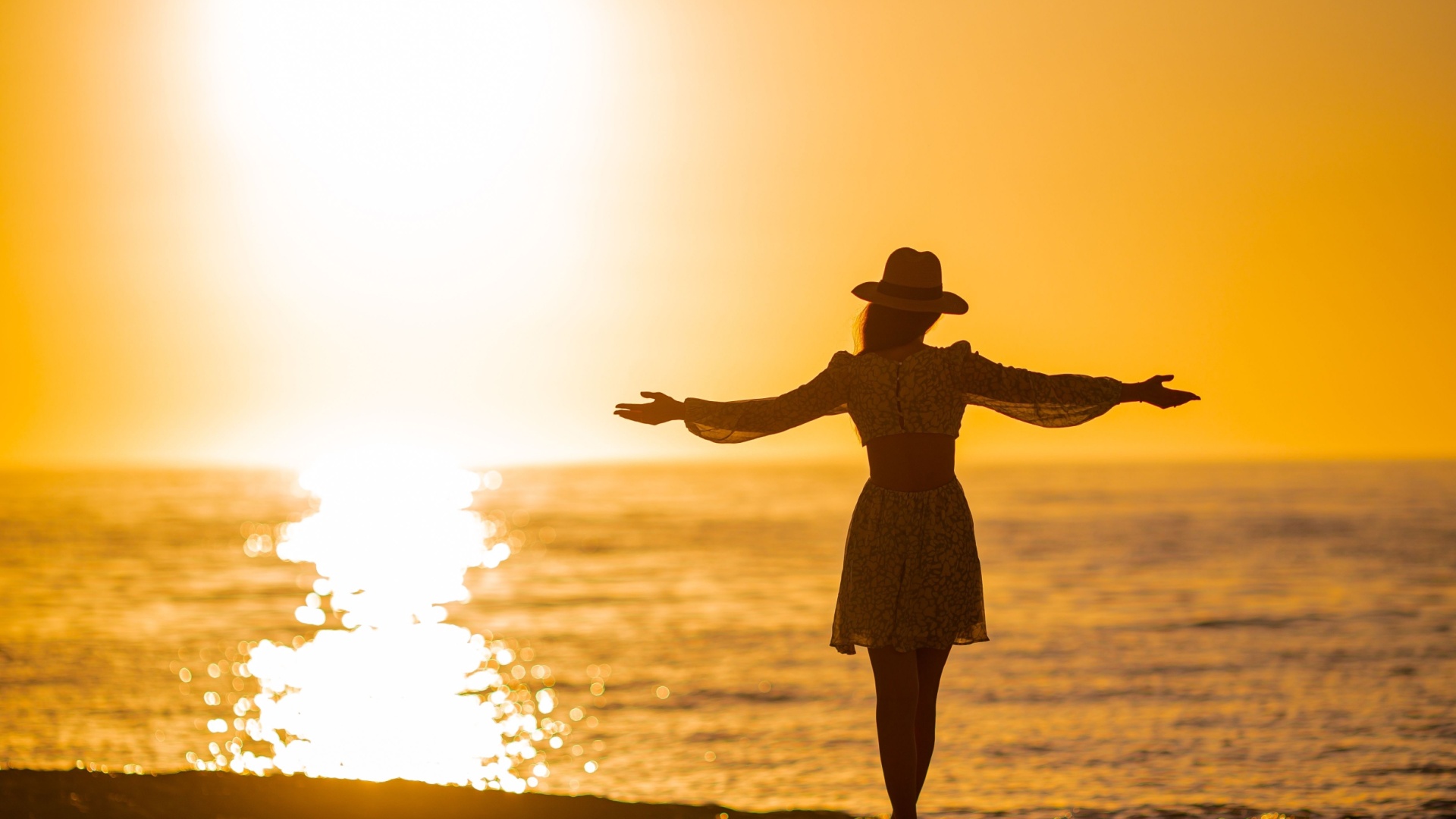 frau beim meer