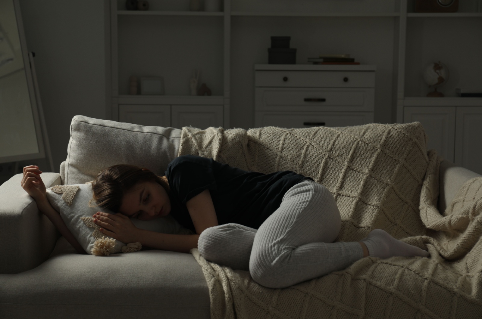traurige frau auf sofa