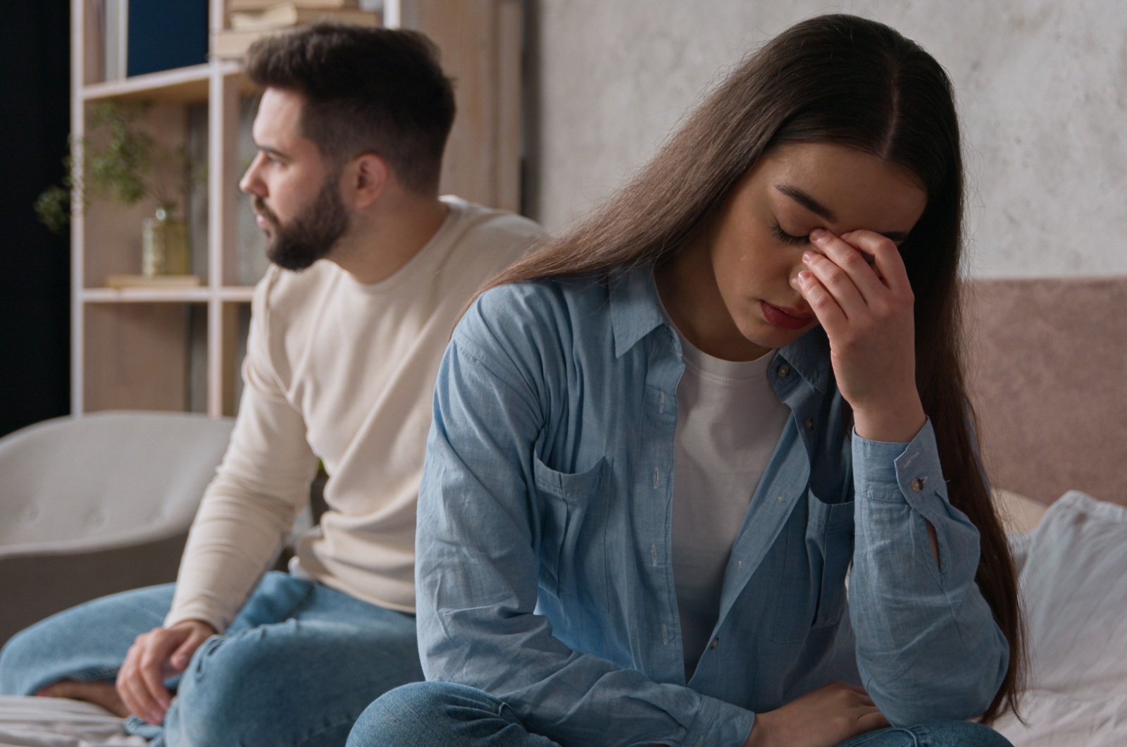 traurige frau sitzt neben partner