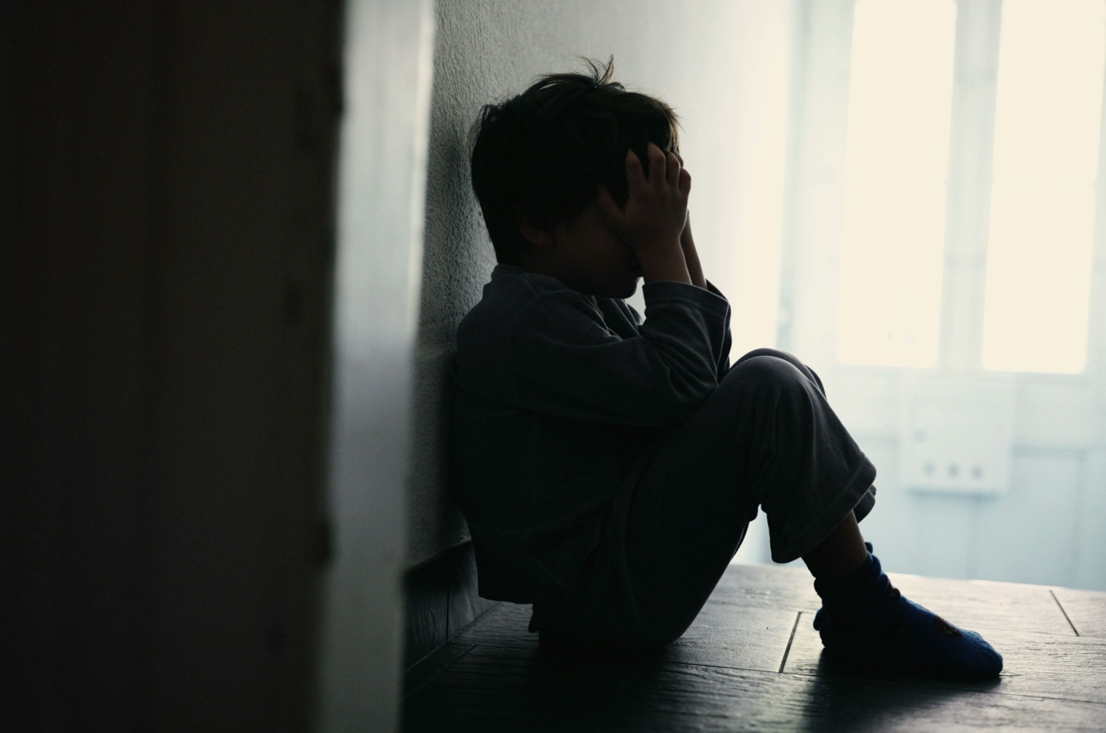 trauriger kleiner junge