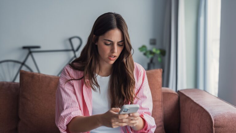 frau sieht aufs handy