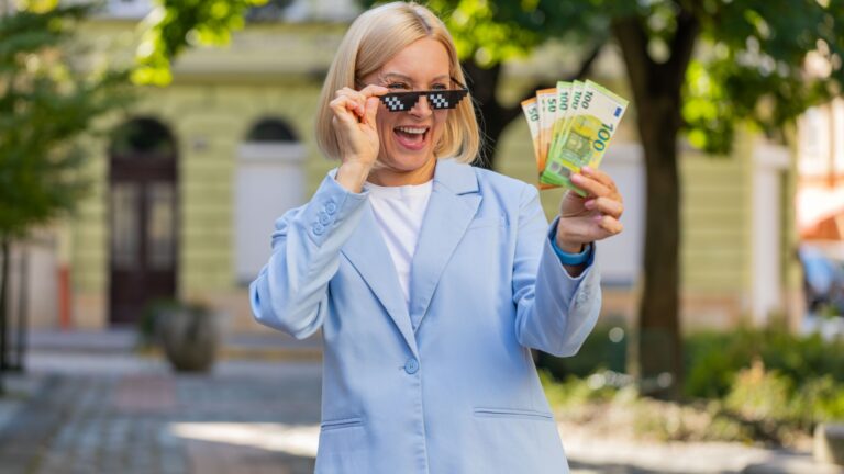 frau mit geld