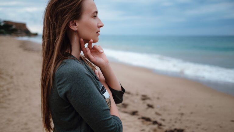frau steht am strand