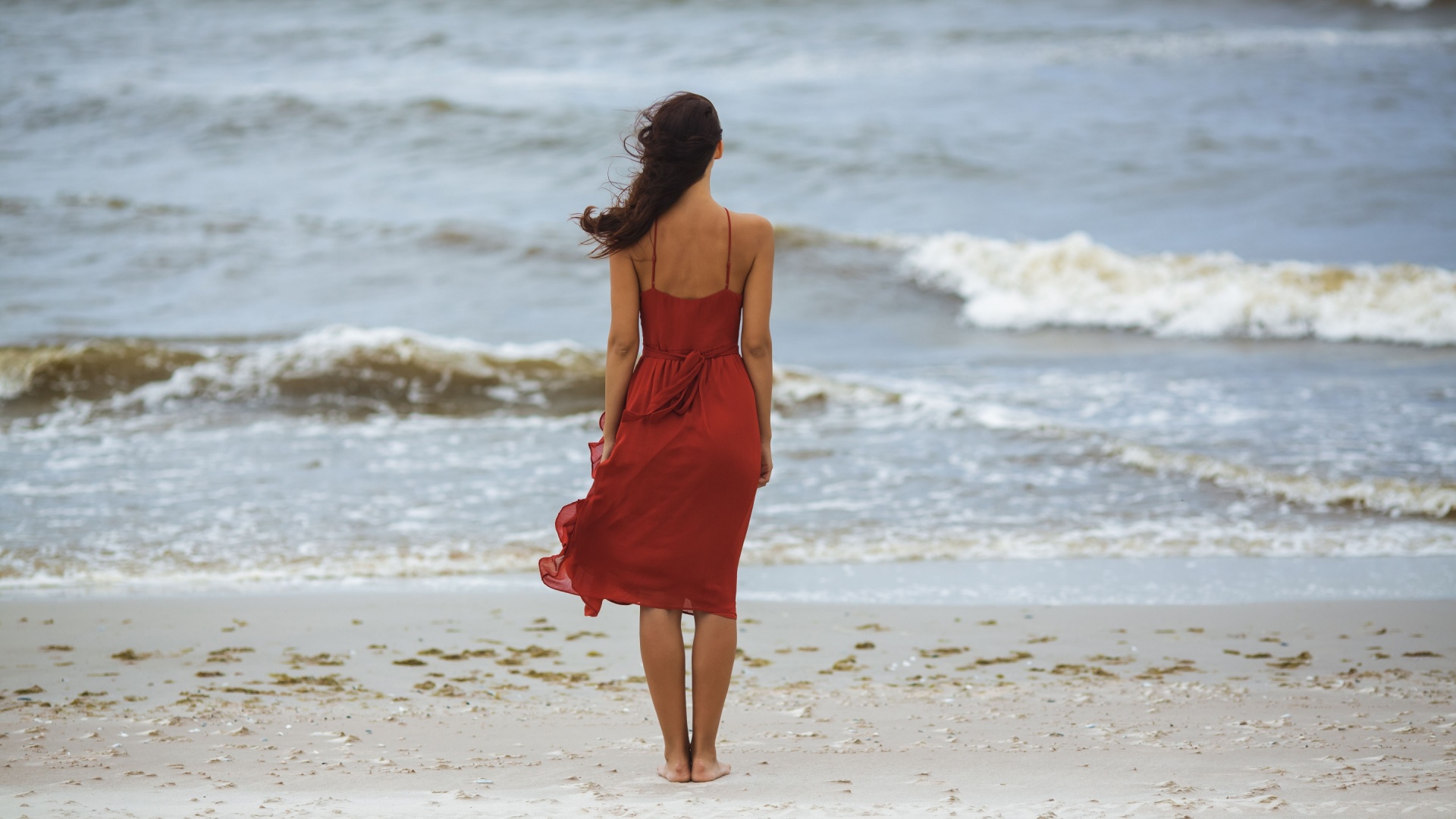 frau alleine am meer