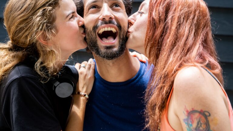 mann mit zwei frauen