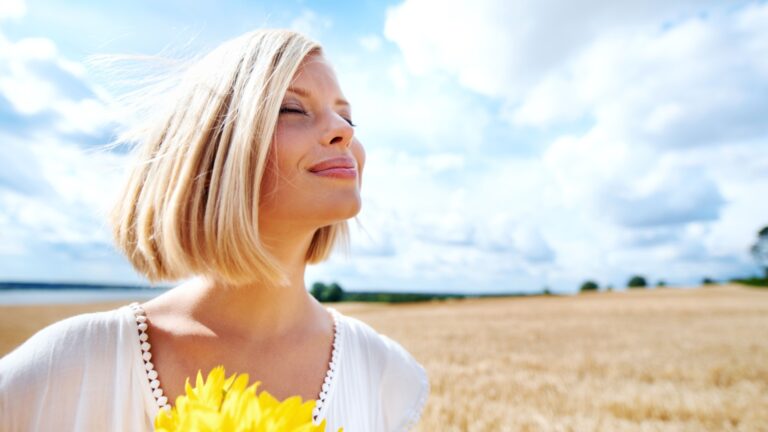 frau mit blume