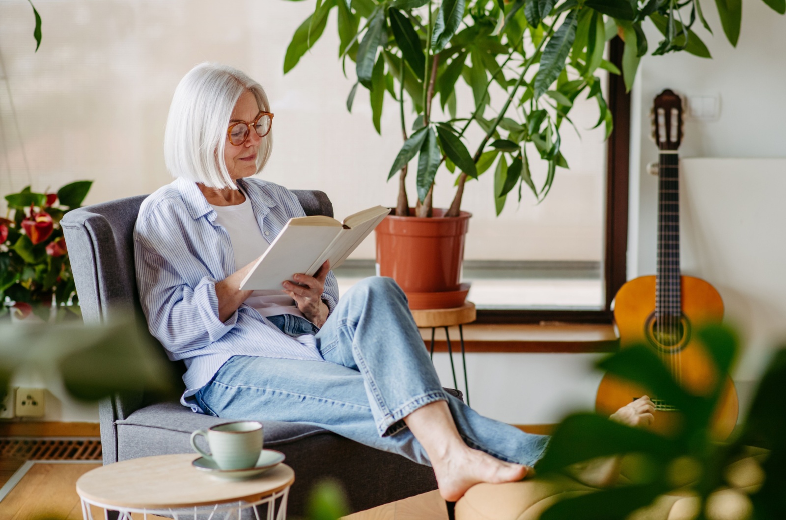 aeltere frau liesst buch