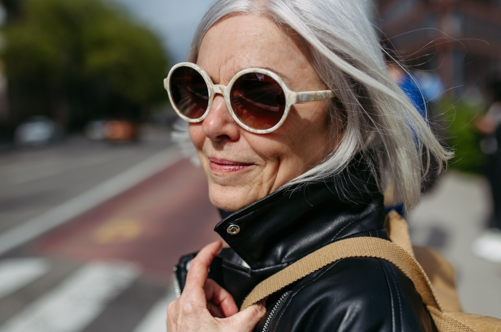 aeltere frau mit sonnenbrille