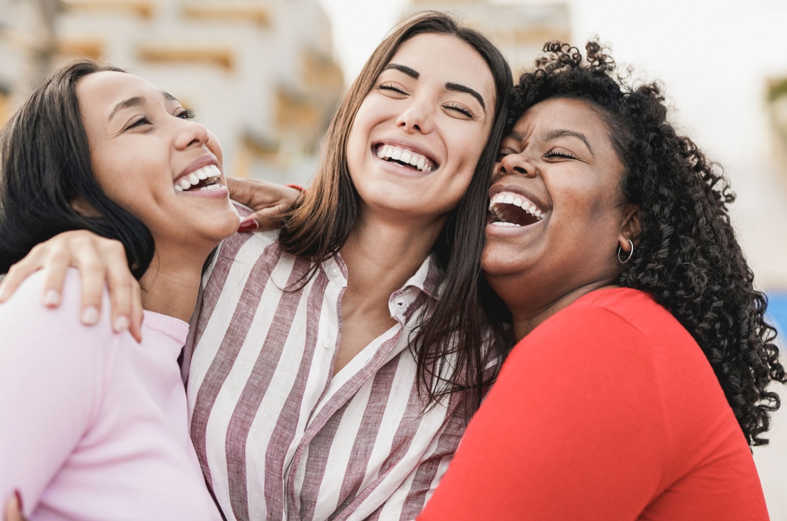 drei frauen lachen