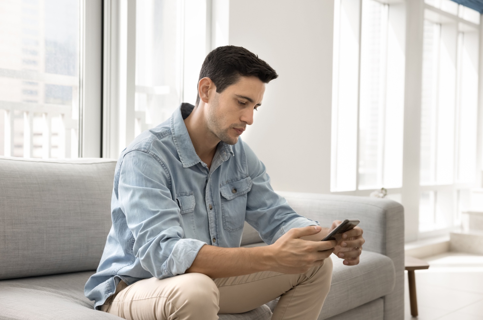 mann auf dem sofa mit handy