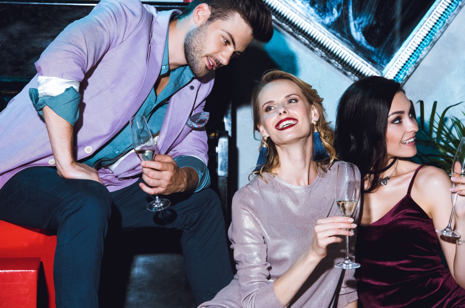 mann flirtet auf einer party mit frauen