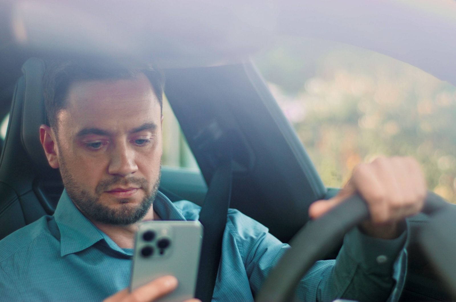 mann im auto handy