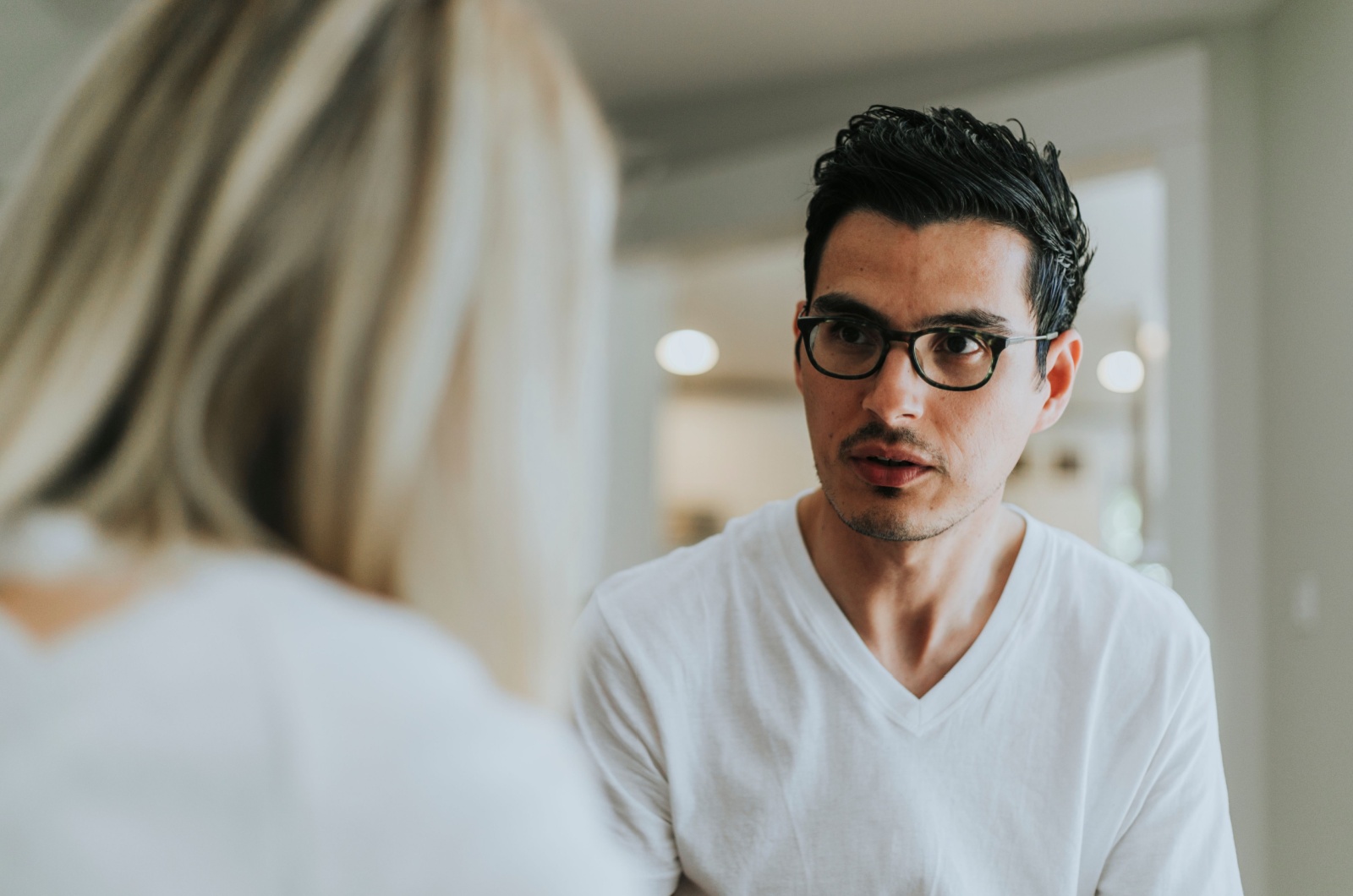 mann mit brille redet mit frau