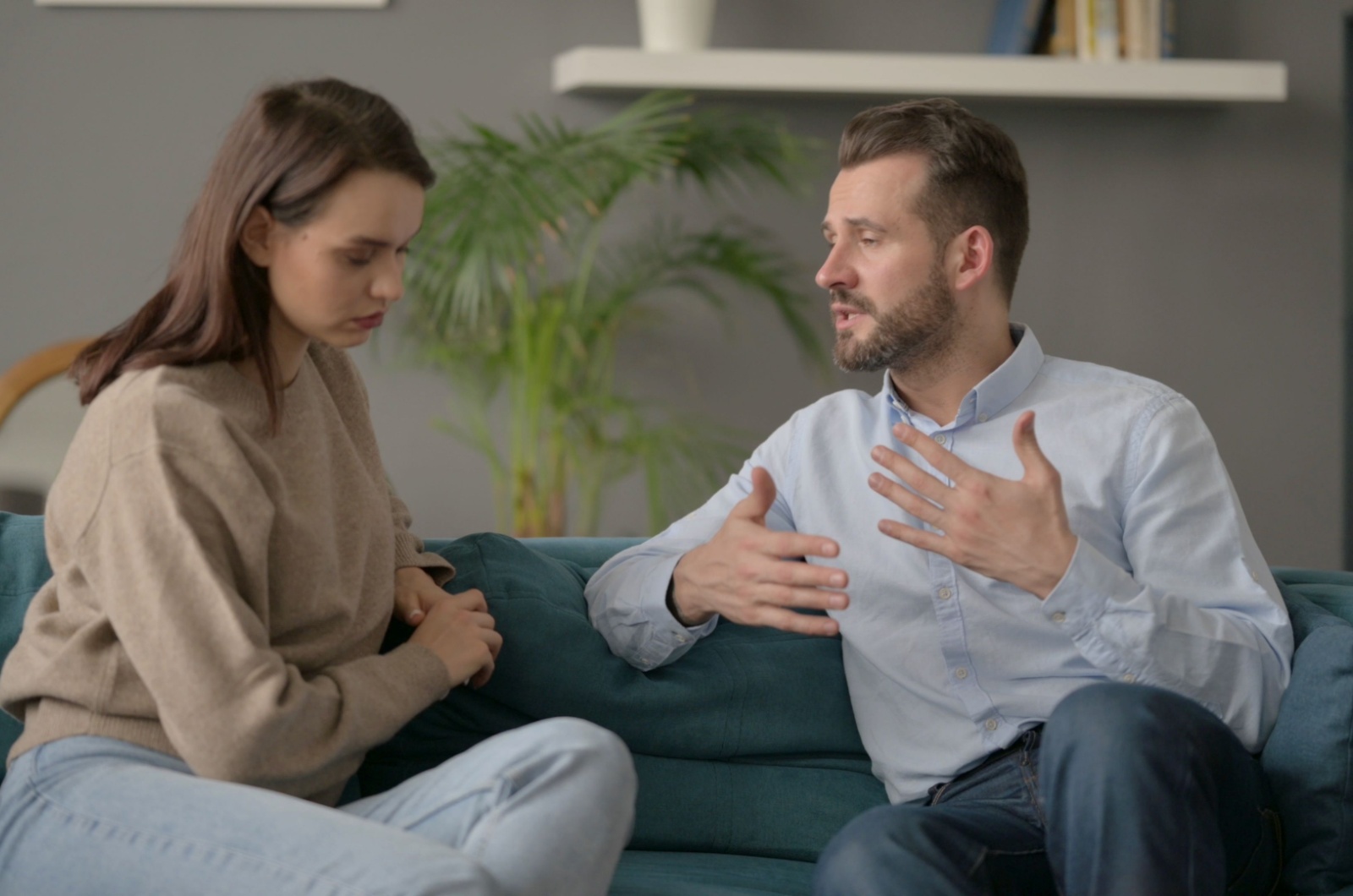 mann und frau sitzen und reden