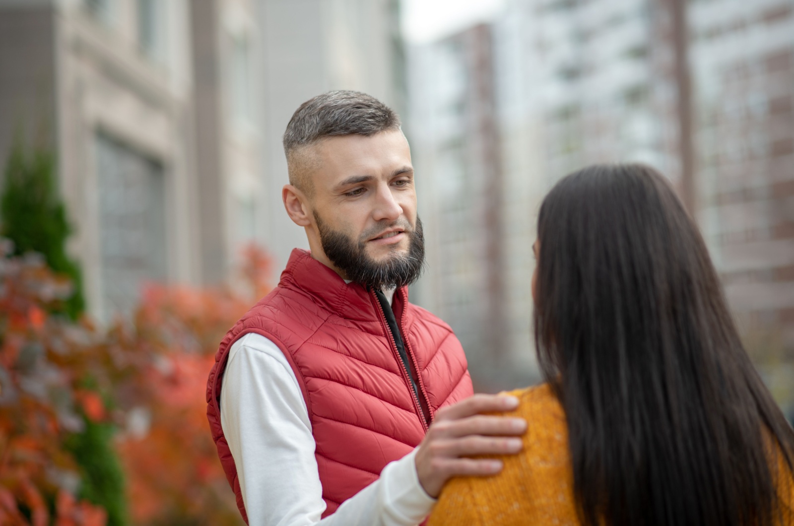 narzisst redet mit einer frau
