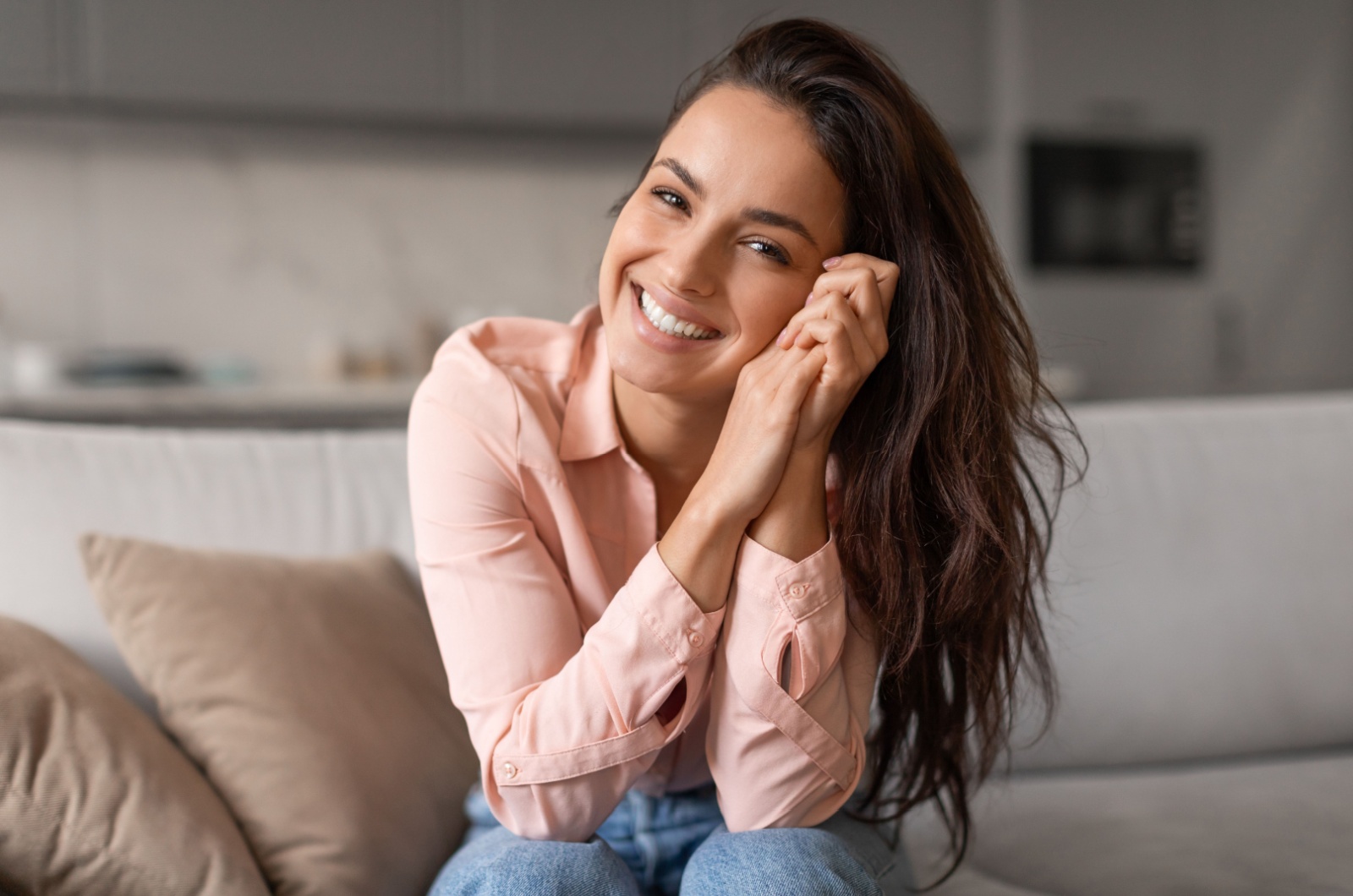 schoenes laecheln einer frau