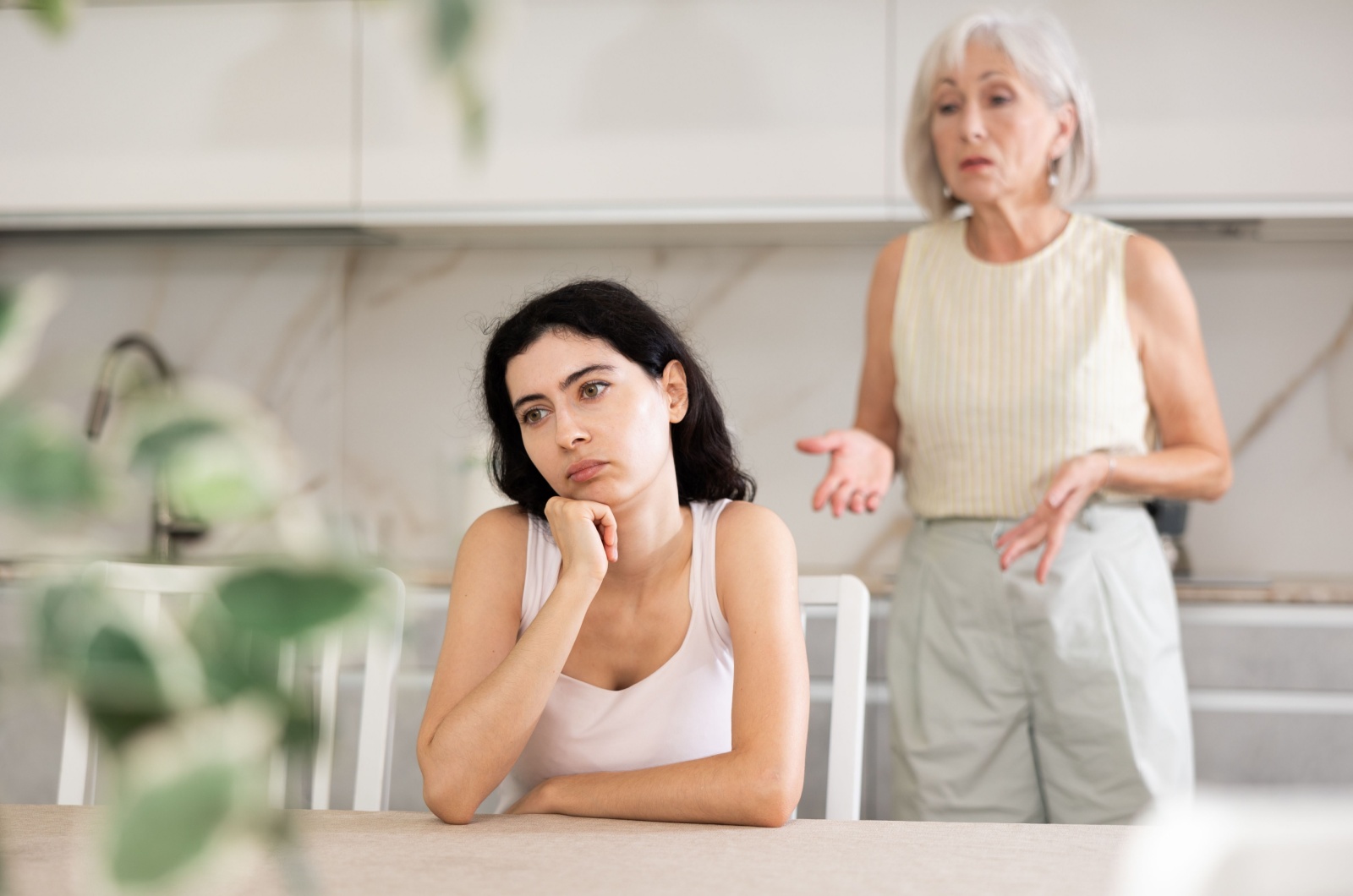traurige tochter und ihre mutter